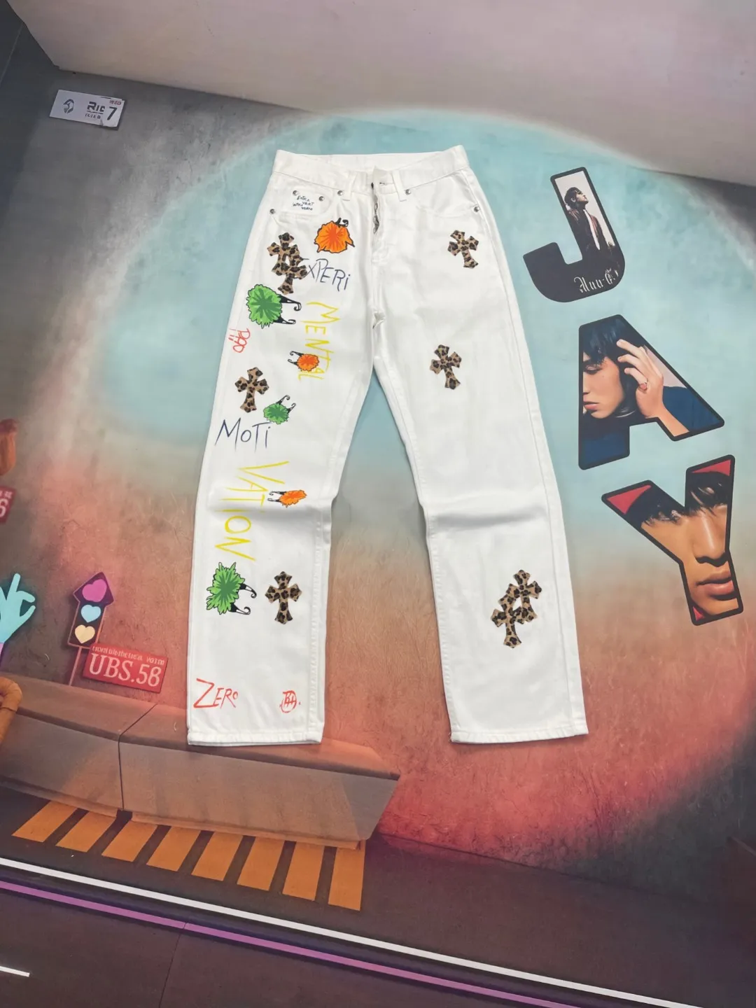 🅿️290 🔘Style number-KL172 🔘Croxin𝐂𝐡𝐫𝐨𝐦𝐞 𝐇𝐞𝐚𝐫𝐭 25SS white cow leopard print leather graffiti painting jeans* The color of Croxin is super bright! It is made of beaded canvas fabric and has been washed with heavy industry. The texture is superb and you can feel the uniqueness on your upper body. The three-dimensional cutting makes the pants particularly crisp and stylish no matter how you wear them. The hardware is custom-made and is of excellent quality, durable and classy. There is also the customized small leather label, which is designed with special care. The leopard cross-shaped pattern and colorful graffiti paintings on the pants are very eye-catching. The graffiti letters "MENTAL" and "Moti Vation" are full of trend and have a genderless style that can be easily worn by both men and women. The matching suggestions are as follows: Cool and handsome street style: Pair the upper body with a short black midriff-baring vest, a loose black denim jacket, black thick-soled Martin boots, a black baseball cap and a silver necklace, which will turn heads when you go out on the street. Casual and trendy style: wear a white loose T-shirt inside, a colorful loose knitted cardigan outside, white sneakers on your feet, and a heart-shaped black satchel on your back. It is comfortable and fashionable for daily travel. Personalized mix and match style: Wearing a fluorescent green long-sleeved bottoming shirt, a light-colored short leather jacket, jeans, colorful sneakers, and unique sunglasses and bracelets, you will definitely be the center of attention when you go to a music festival.  Size: S M L XL (28.30.32.34) Color: White
